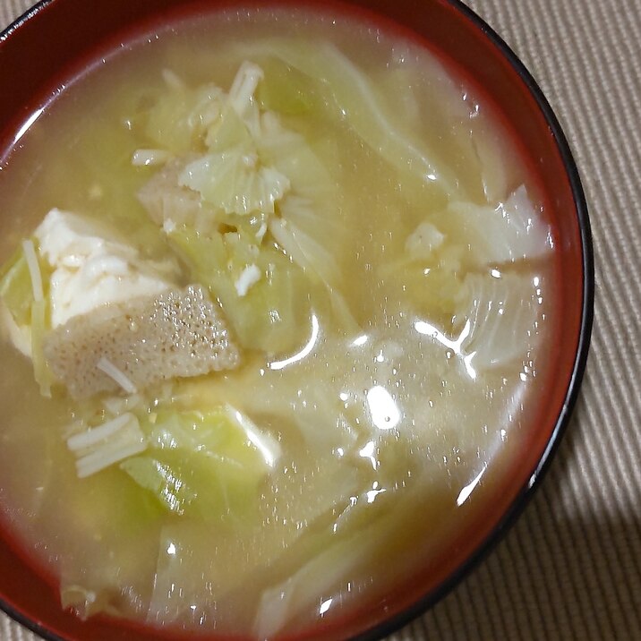 豆腐、キャベツ、えのき茸の味噌汁
